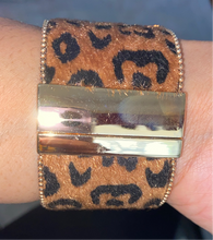 Load image into Gallery viewer, Animal print magnetic closure bracelet
